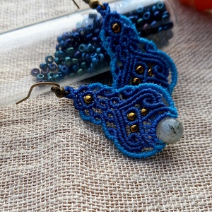 Kék/türkizkék/labradorit, makramé fülbevaló  - ékszer - fülbevaló - lógó fülbevaló - Meska.hu