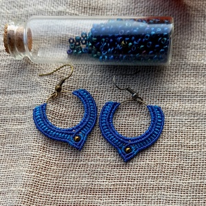 Kék/türkizkék/karika, makramé fülbevaló  - ékszer - fülbevaló - lógó fülbevaló - Meska.hu