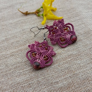 Lili / viola makramé fülbevaló , Ékszer, Fülbevaló, Lógó fülbevaló, Csomózás, MESKA