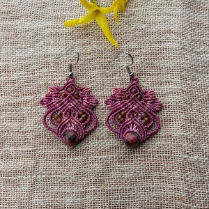 Lili / viola makramé fülbevaló  - ékszer - fülbevaló - lógó fülbevaló - Meska.hu