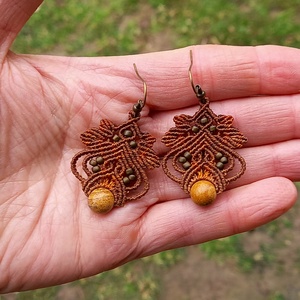 Lili /  őszbarna makramé fülbevaló  - ékszer - fülbevaló - lógó fülbevaló - Meska.hu