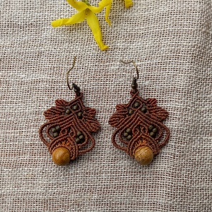 Lili /  őszbarna makramé fülbevaló  - ékszer - fülbevaló - lógó fülbevaló - Meska.hu