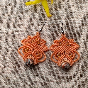 Lili /  világos narancs makramé fülbevaló  - ékszer - fülbevaló - lógó fülbevaló - Meska.hu