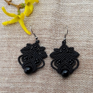 Lili/ ónix/fekete makramé fülbevaló  - ékszer - fülbevaló - lógó fülbevaló - Meska.hu