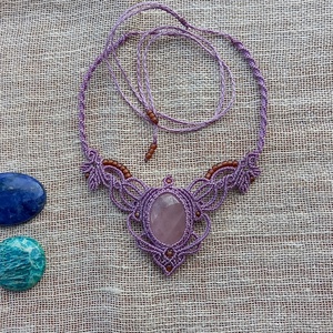Rózsakvarc/antik lila makramé nyaklánc  - ékszer - nyaklánc - medálos nyaklánc - Meska.hu