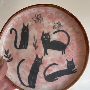 Kézzel készített kerámia desszertes tányér  Fekete cicák 16 cm - Meska.hu