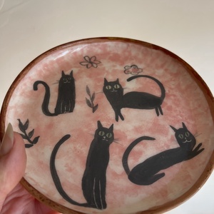Kézzel készített kerámia desszertes tányér  Fekete cicák 16 cm - otthon & életmód - konyhafelszerelés, tálalás - tálalás - tányér & étkészlet - Meska.hu