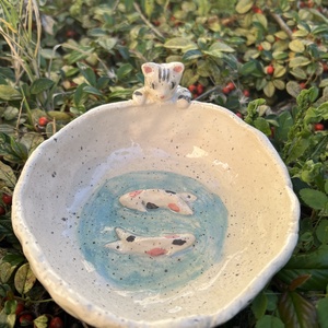 Kézzel készített kerámia cicás tálka koi halakkal  gyűrűtartó, ékszertartó, ajándék macskakedvelőknek, Otthon & Életmód, Konyhafelszerelés, tálalás, Tálalás, Tányér & Étkészlet, Kerámia, MESKA
