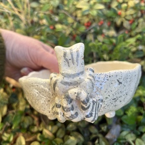 Kézzel készített kerámia cicás tálka koi halakkal  gyűrűtartó, ékszertartó, ajándék macskakedvelőknek - otthon & életmód - konyhafelszerelés, tálalás - tálalás - tányér & étkészlet - Meska.hu