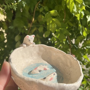 Kézzel készített kerámia cicás tálka koi halakkal  gyűrűtartó, ékszertartó, ajándék macskakedvelőknek - otthon & életmód - konyhafelszerelés, tálalás - tálalás - tányér & étkészlet - Meska.hu