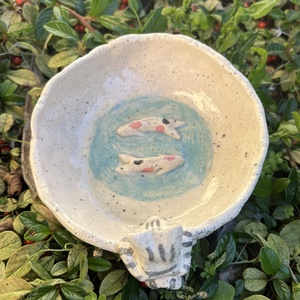 Kézzel készített kerámia cicás tálka koi halakkal  gyűrűtartó, ékszertartó, ajándék macskakedvelőknek - otthon & életmód - konyhafelszerelés, tálalás - tálalás - tányér & étkészlet - Meska.hu