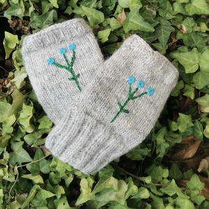 Ujjatlan kézi kötésű kesztyű hímzett virágokkal - Meska.hu