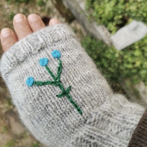 Ujjatlan kézi kötésű kesztyű hímzett virágokkal - ruha & divat - sál, sapka, kendő - kesztyű - Meska.hu Ujjatlan kézi kötésű kesztyű hímzett virágokkal - ruha & divat - sál, sapka, kendő - kesztyű - Meska.hu