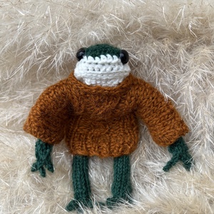 Kézzel kötött kis béka  13 cm, gyapjú pulóverben és bársony alsóban - otthon & életmód - dekoráció - dísztárgy - Meska.hu Kézzel kötött kis béka  13 cm, gyapjú pulóverben és bársony alsóban - otthon & életmód - dekoráció - dísztárgy - Meska.hu
