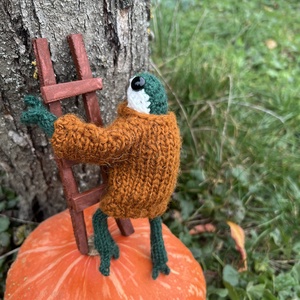 Kézzel kötött kis béka  13 cm, gyapjú pulóverben és bársony alsóban - otthon & életmód - dekoráció - dísztárgy - Meska.hu Kézzel kötött kis béka  13 cm, gyapjú pulóverben és bársony alsóban - otthon & életmód - dekoráció - dísztárgy - Meska.hu