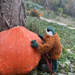 Kézzel kötött kis béka  13 cm, gyapjú pulóverben és bársony alsóban - otthon & életmód - dekoráció - dísztárgy - Meska.hu Kézzel kötött kis béka  13 cm, gyapjú pulóverben és bársony alsóban - otthon & életmód - dekoráció - dísztárgy - Meska.hu