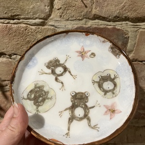 Kézzel festett kerámia tál  Vidám békák  16 cm - otthon & életmód - konyhafelszerelés, tálalás - tálalás - tányér & étkészlet - Meska.hu