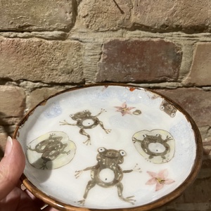 Kézzel festett kerámia tál  Vidám békák  16 cm - otthon & életmód - konyhafelszerelés, tálalás - tálalás - tányér & étkészlet - Meska.hu