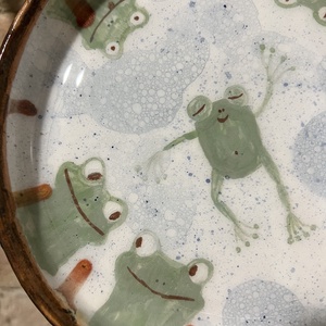 Kézzel festett kerámia tál  Vidám békák  16 cm - otthon & életmód - konyhafelszerelés, tálalás - tálalás - tányér & étkészlet - Meska.hu