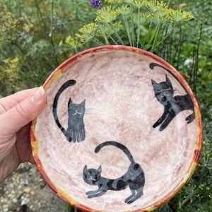 Kézzel festett  kerámia tál  Fekete macskák  - Meska.hu