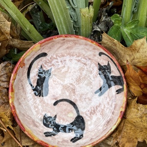Kézzel festett  kerámia tál  Fekete macskák  - otthon & életmód - konyhafelszerelés, tálalás - tálalás - tányér & étkészlet - Meska.hu