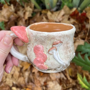 Boszorkány erdei bögre  kézzel készült kerámia csésze gombával, mohával és zuzmóval - Meska.hu