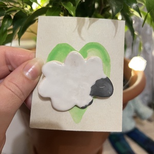 Kerámia bárány kitűző  kézzel készült, 5,5 cm, Ékszer, Kitűző és Bross, Agyagozás, MESKA