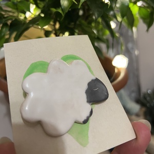 Kerámia bárány kitűző  kézzel készült, 5,5 cm - ékszer - kitűző és bross - Meska.hu