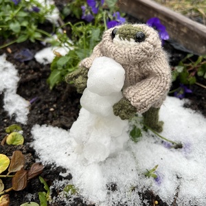 Kézzel kötött békalány csillogó pulóverben, 13 cm - otthon & életmód - dekoráció - dísztárgy - Meska.hu