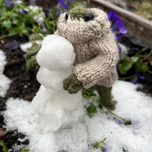 Kézzel kötött békalány csillogó pulóverben, 13 cm - Meska.hu