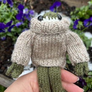 Kézzel kötött békalány csillogó pulóverben, 13 cm - otthon & életmód - dekoráció - dísztárgy - Meska.hu