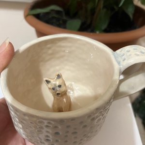 Kézzel készített kerámia bögre belső kutyával � egyedi és játékos ajándék! - Meska.hu