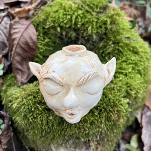 Kézzel készített kerámia troll füstölőtartó � visszaáramló füstölőkhöz, boszorkányos hangulat, goblincore otthoni dekor - otthon & életmód - dekoráció - spiritualitás - füstölő és füstölőtartó - Meska.hu