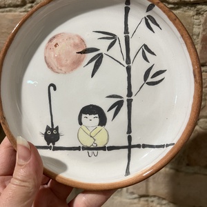 Kézzel festett desszertes tányér  kislány, cica és bambusz (15 cm) - otthon & életmód - konyhafelszerelés, tálalás - tálalás - tányér & étkészlet - Meska.hu