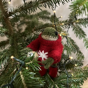 Kézzel kötött karácsonyi békalány piros pulóverben, 13 cm - otthon & életmód - dekoráció - dísztárgy - Meska.hu