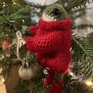 Kézzel kötött karácsonyi békalány piros pulóverben, 13 cm - otthon & életmód - dekoráció - dísztárgy - Meska.hu