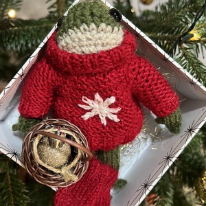 Kézzel kötött karácsonyi békalány piros pulóverben, 13 cm - otthon & életmód - dekoráció - dísztárgy - Meska.hu