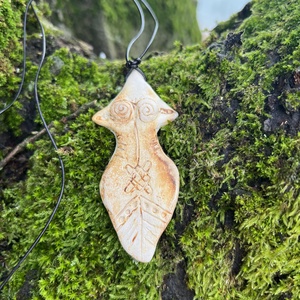 Kézzel készült kerámia medál - Termékenység istennő / Anyaistennő - Meska.hu