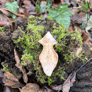 Kézzel készült kerámia medál - Termékenység istennő / Anyaistennő - ékszer - nyaklánc - medálos nyaklánc - Meska.hu