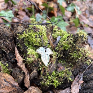 Borostyán levél kerámia medál  bőr szíjjal - Meska.hu
