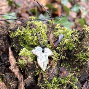 Borostyán levél kerámia medál  bőr szíjjal - ékszer - nyaklánc - medálos nyaklánc - Meska.hu