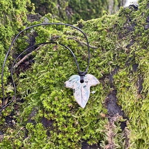 Borostyán levél kerámia medál  bőr szíjjal - ékszer - nyaklánc - medálos nyaklánc - Meska.hu