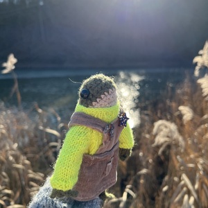 Prémium kézműves béka kordbársony ruhában - Díszcsomagolással. Egyedi  designer játék - otthon & életmód - dekoráció - dísztárgy - Meska.hu