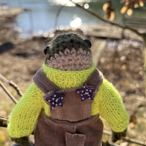 Prémium kézműves béka kordbársony ruhában - Díszcsomagolással. Egyedi  designer játék - otthon & életmód - dekoráció - dísztárgy - Meska.hu