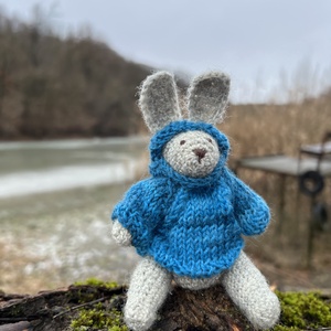 Kézzel kötött gyapjú nyuszi kék kapucnis pulóverben � 13 cm, Waldorf stílus - játék & sport - plüssállat & játékfigura - nyuszi - Meska.hu