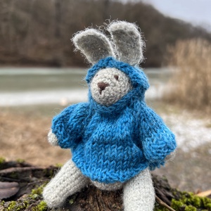 Kézzel kötött gyapjú nyuszi kék kapucnis pulóverben � 13 cm, Waldorf stílus - játék & sport - plüssállat & játékfigura - nyuszi - Meska.hu