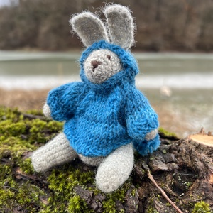 Kézzel kötött gyapjú nyuszi kék kapucnis pulóverben � 13 cm, Waldorf stílus - játék & sport - plüssállat & játékfigura - nyuszi - Meska.hu