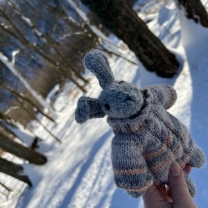 Waldorf jellegű kötött nyuszi � 100% gyapjú, levehető pulóverrel (23 cm) - baba - mama - baba játékok - waldorf játékok - Meska.hu