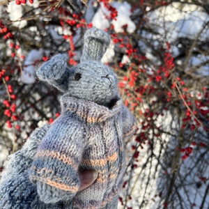 Waldorf jellegű kötött nyuszi � 100% gyapjú, levehető pulóverrel (23 cm) - Meska.hu