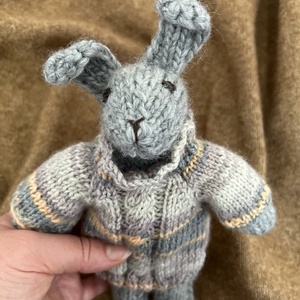 Waldorf jellegű kötött nyuszi � 100% gyapjú, levehető pulóverrel (23 cm) - baba - mama - baba játékok - waldorf játékok - Meska.hu